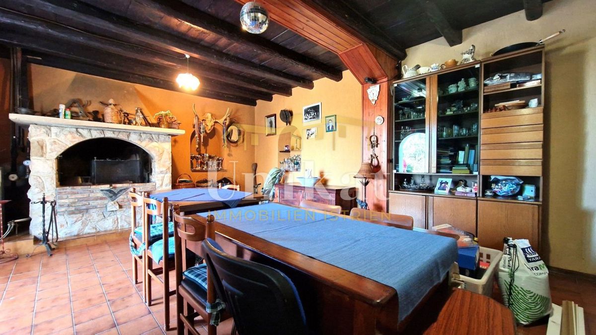 Samostojna hiša z stanovanjem, kletjo in garažo ter pogledom na morje, Buje